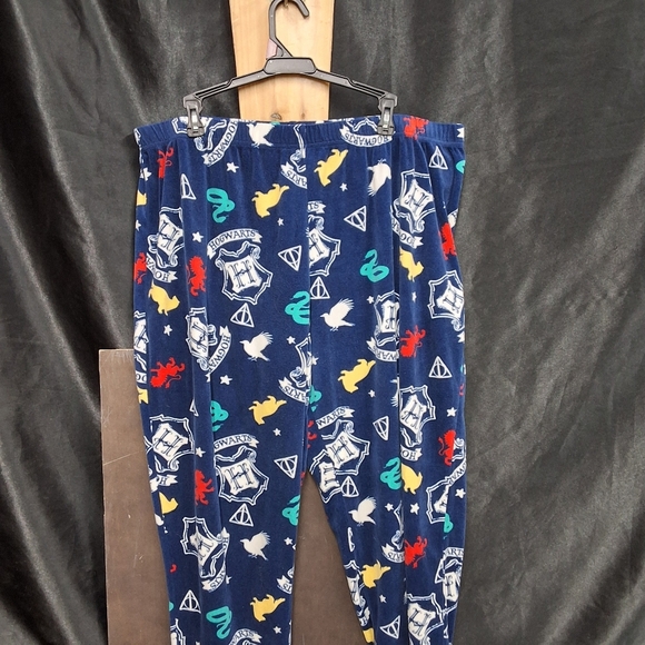 Cozy Harry Potter sleepwear. Features a magical design. Perfect for fans. - Picture 4 of 7